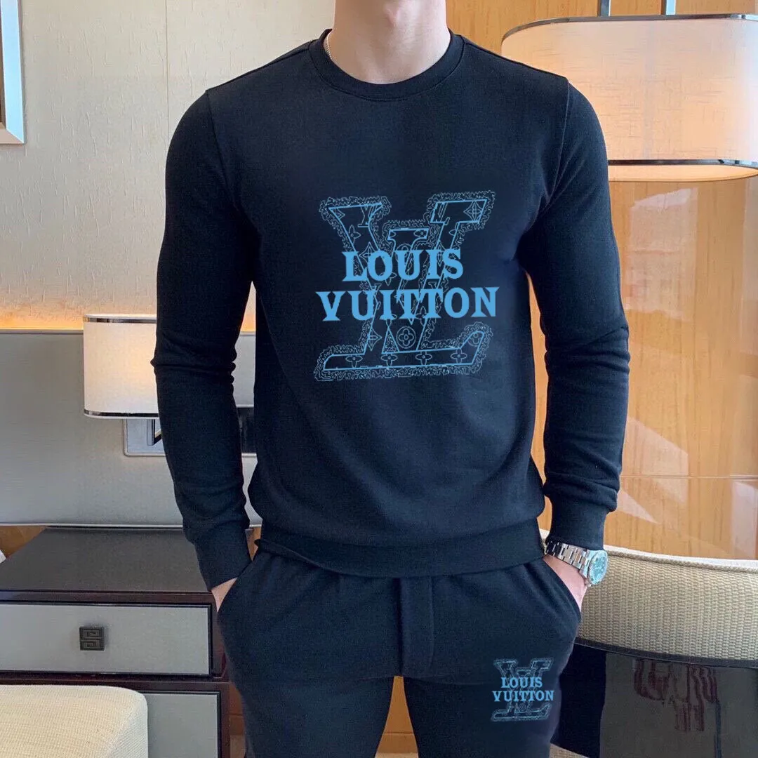 🅿️380 direct batch [LV Louis Vuitton] (Fat Man Gospel) hot-selling suit is coming. Focus on the original version of the official website. 2025 new hot-selling sweatshirt suit. The original order is the best. 🇭🇰The meticulous work of top designers. Just for a fitting and perfect upper body effect. 100% natural high-quality Roman cotton, close-fitting comfort, noble and elegant! Original hardware embodies elegance and nobility! Counter size: M-5XL (maximum wear up to 220 pounds)